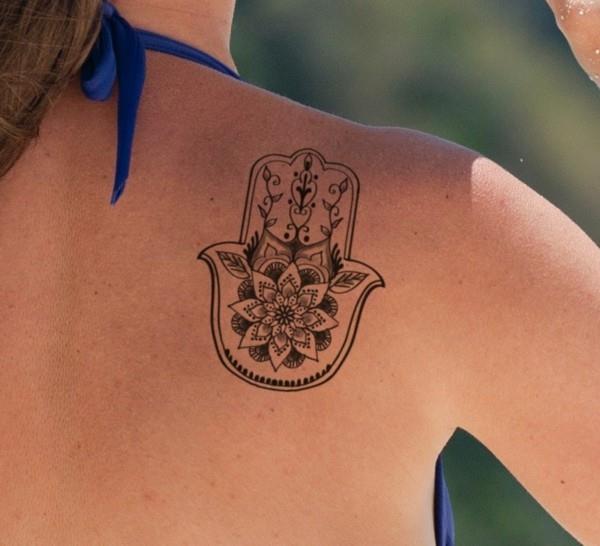 pieni hamsa -tatuointi naisille olkapäällä