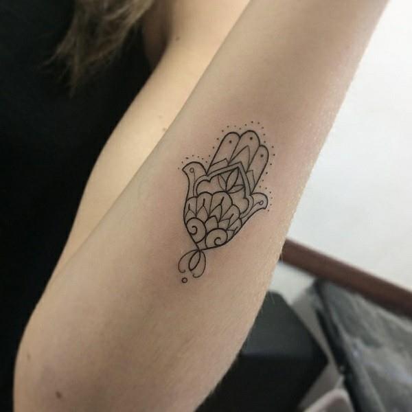 pieni hamsa -tatuointi naisille