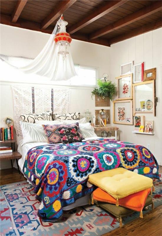 Pieni makuuhuone perustettu boho chic -tyyliin värikäs päiväpeite tyynyn etno -kuvio
