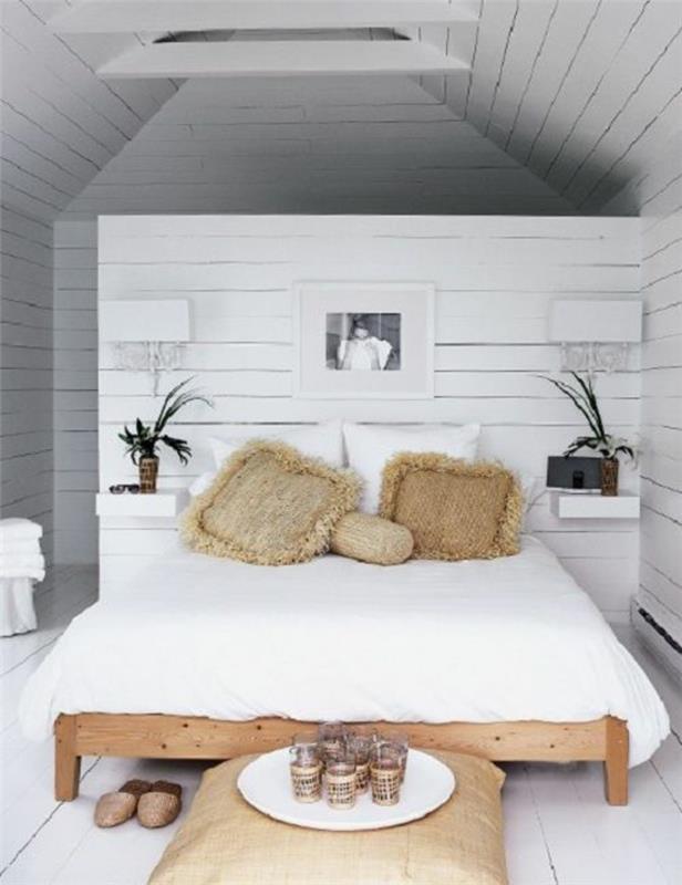 Kalusta pieni makuuhuone parivuode puinen sängyn runko sisal tyynyt luonnonmateriaaleja