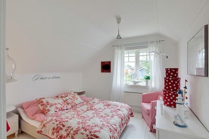 Pieni makuuhuone perustaa parivuode seinän väri valkoinen vaaleanpunainen vuodevaatteet
