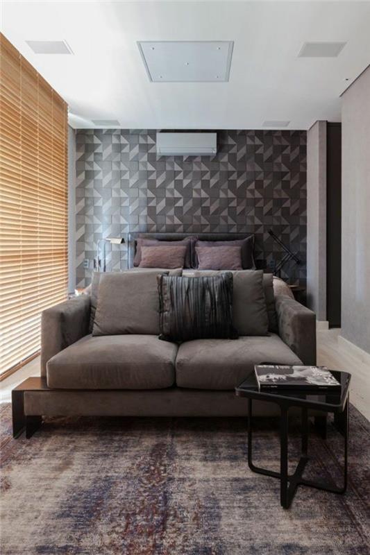 pieni makuuhuone tummat värit ruskea sohva geometrinen kuvio seinä tapetti seinäkoriste