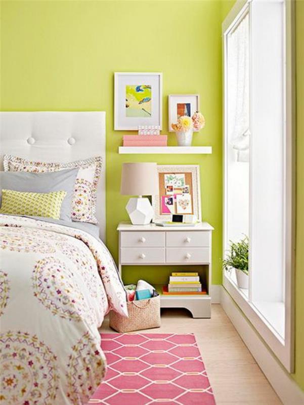 Pieni makuuhuone asetettu vihreäksi ja keltaiseksi seinänväriseksi yökonsolin seinähyllyksi