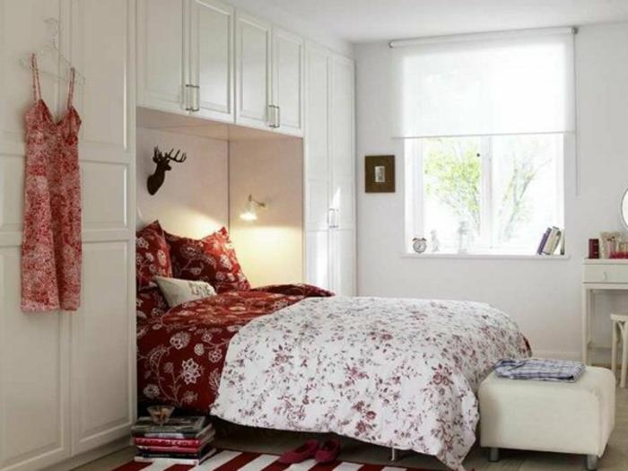 pieni makuuhuone perustettu taitettava sänky valkoiset kaapit