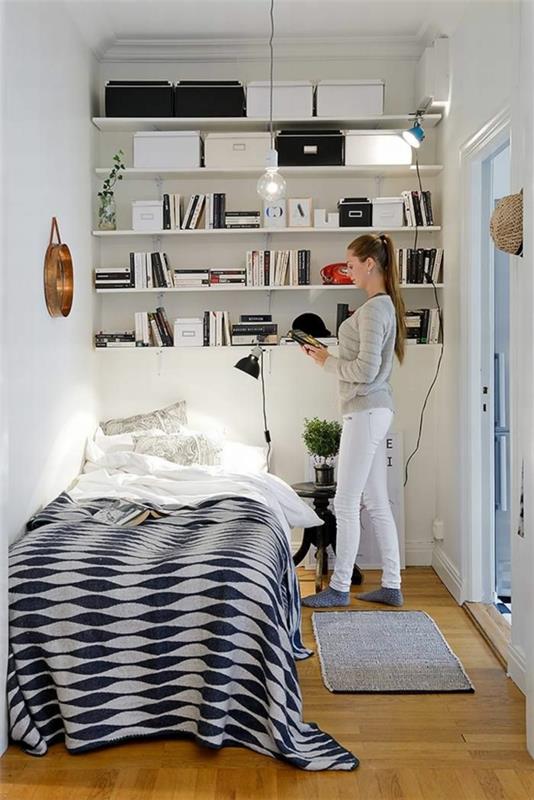 Pieni makuuhuone asetti avoimet seinähyllyt