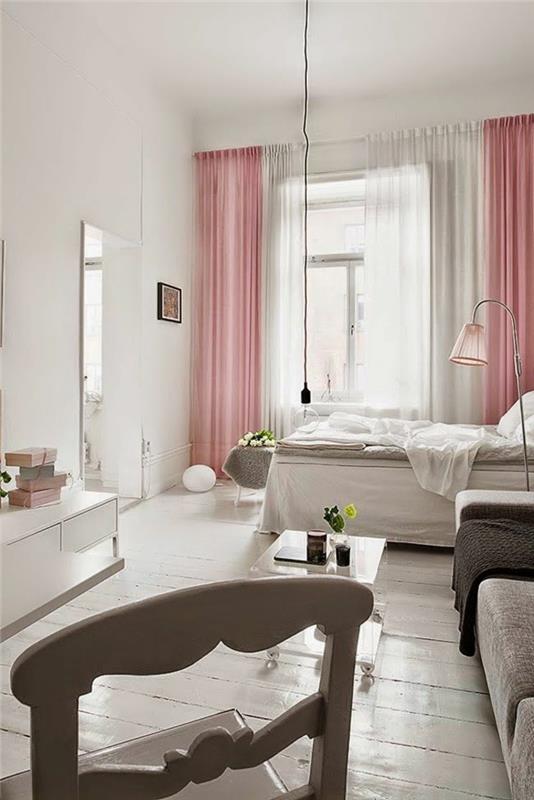 Pieni makuuhuone sisustus vaaleanpunaiset valkoiset verhot retrolamppu valkoinen puulattia