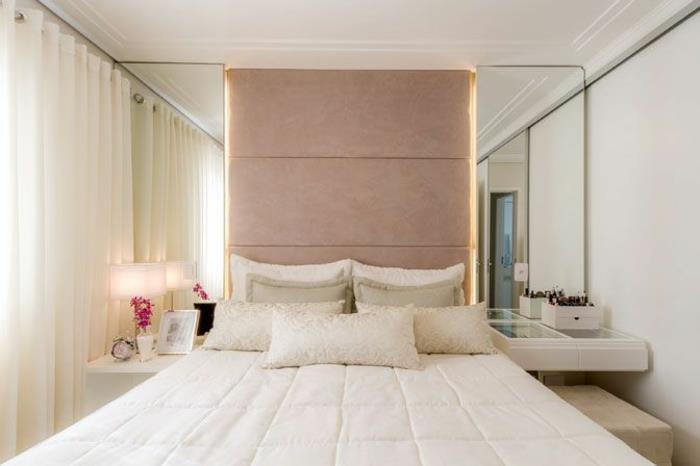 Pieni makuuhuone pystyttää peilin symmetriset valkoiset verhot