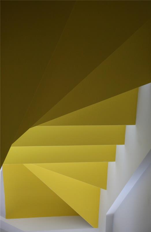 perustaa pienen makuuhuoneen seinän keltaiset portaat