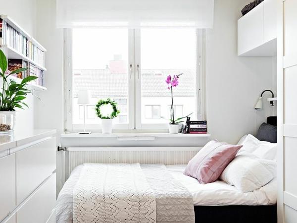 Pieni makuuhuone asetti valkoisia kasveja