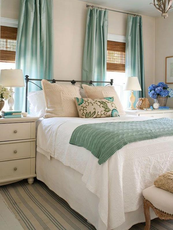 pieni makuuhuone vaaleanvihreä valkoinen vuodevaatteet