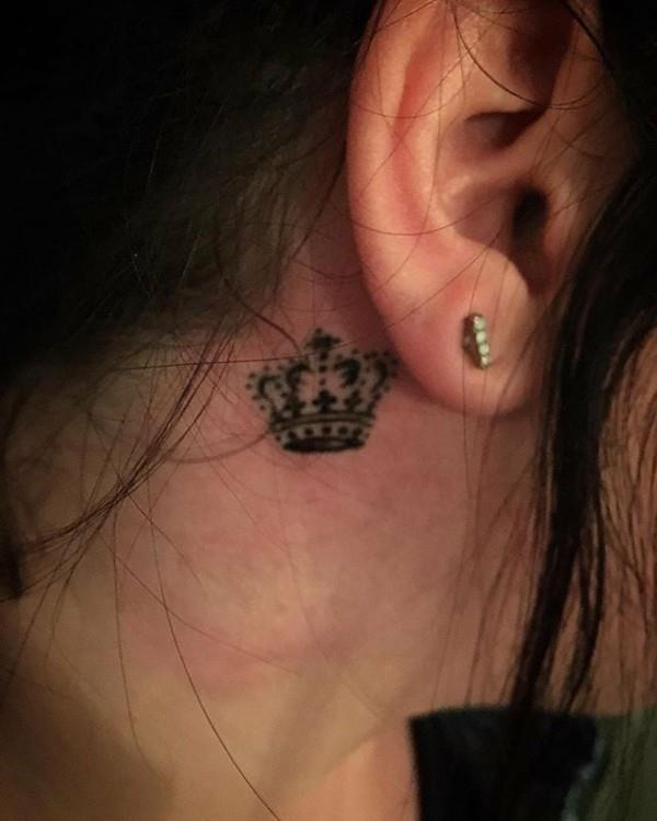 pieni tatuointi naisten kruunu korvan takana