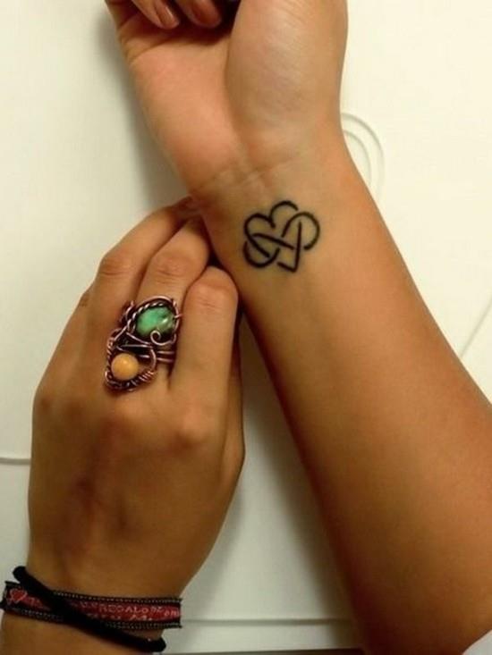 pieni tatuointi ranne sydän ääretön symboli