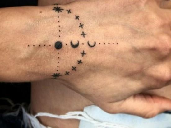 pieni tatuointiranne, jossa tähdet ja puolikuu