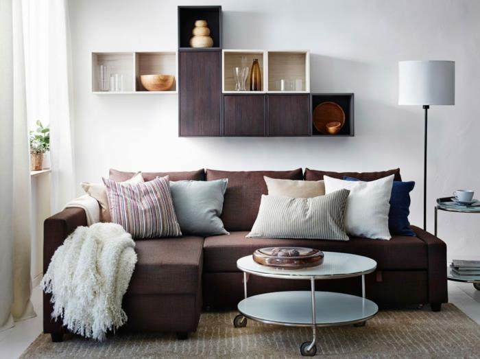 Kalusta pieni olohuone ruskea sohva seinähyllyt neliö puu pyöreä sivupöytä