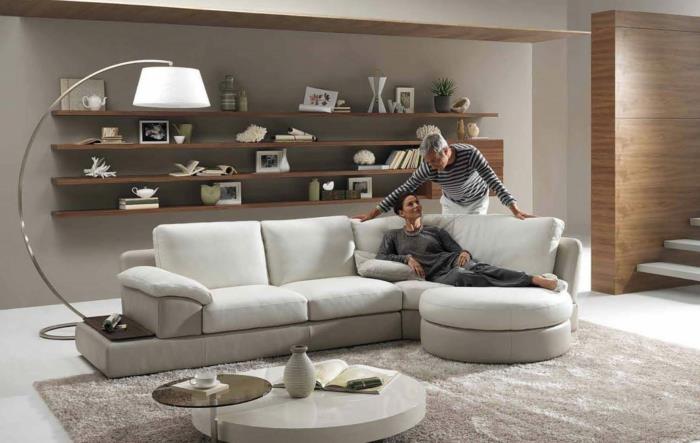 Kalusta pieni olohuone, ergonominen sohva pyöreä sohvapöytäkaarilamppu retro