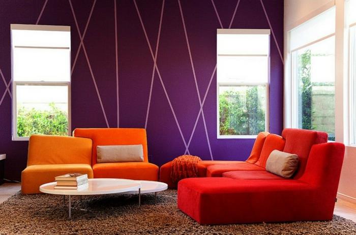 Pieni olohuone asetti värikkäitä huonekaluja tuoretta seinää
