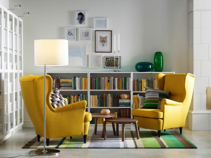 olohuone sisustus keltaiset nojatuolit kirjahyllyt raidallinen matto