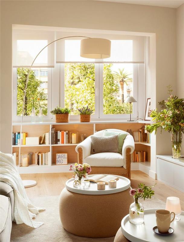 Kalusta pieni olohuone pyöreät sivupöydät ottomaanien kirjahyllyt ikkunalaudan kaarilamppu