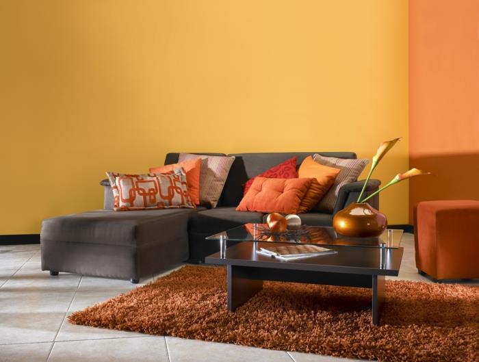 Sisusta pieni olohuoneen seinäväri oranssi syvä paalumatto ruskea