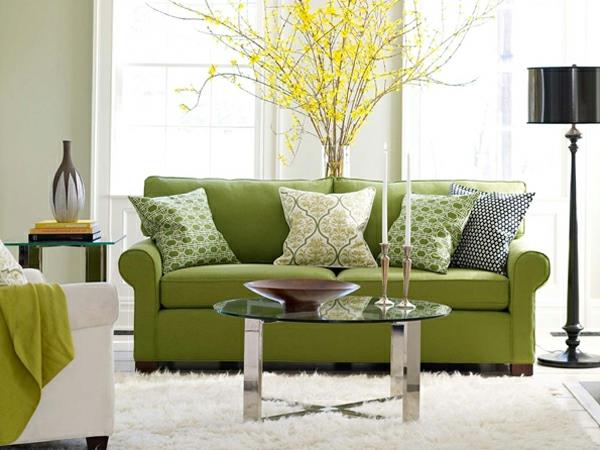 pieni olohuone vihreä sohva valkoinen matto lasipöytä