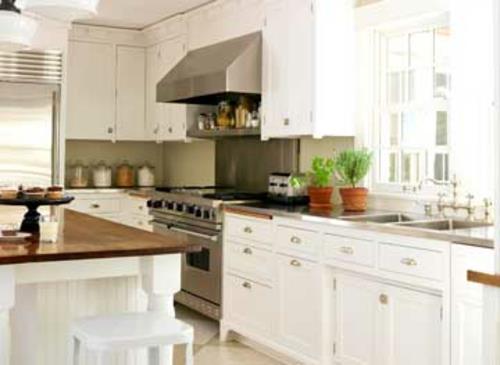 raikas vanhanaikainen keittiösuunnittelu valkoiset kaapit lasimausteet