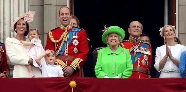kuninkaallinen perhe kuningatar Elisabetin parvekkeella