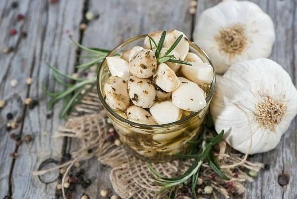 valkosipulilla marinoitua rosmariinia, joka auttaa selkäkipuja vastaan