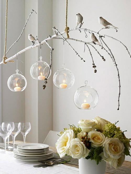 taiteellinen lintu oksat pallo kynttilät koristelu valkoiset ruusut ruokapöytä