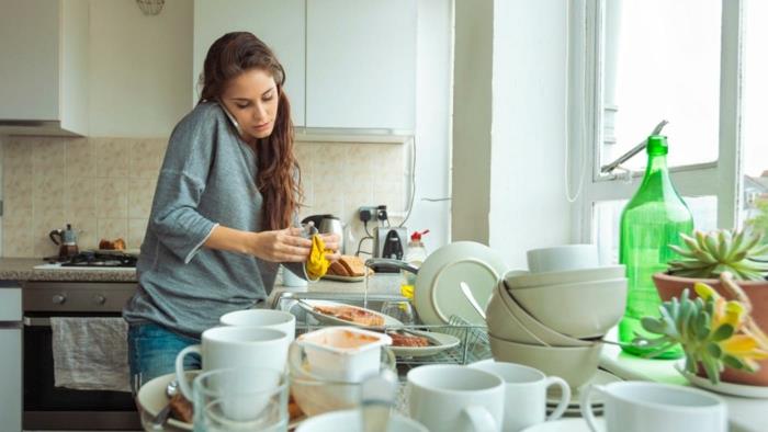 ruoanlaittovinkkejä nainen pesee astioita puhelimitse