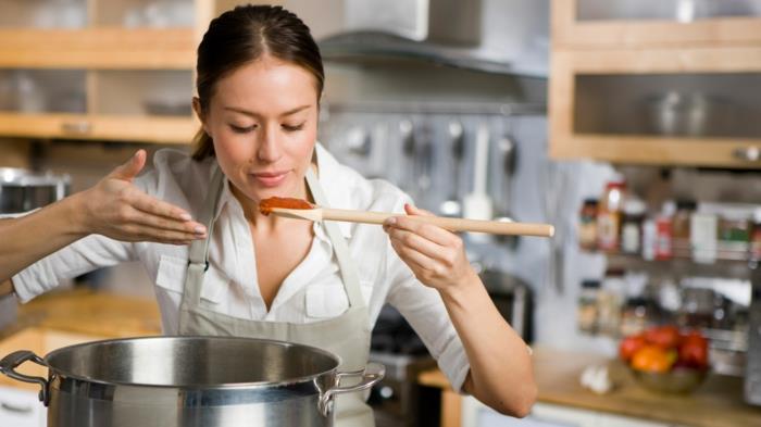 Ruoanlaitto vinkkejä nainen ruoanlaitto keittiö elämäntapa