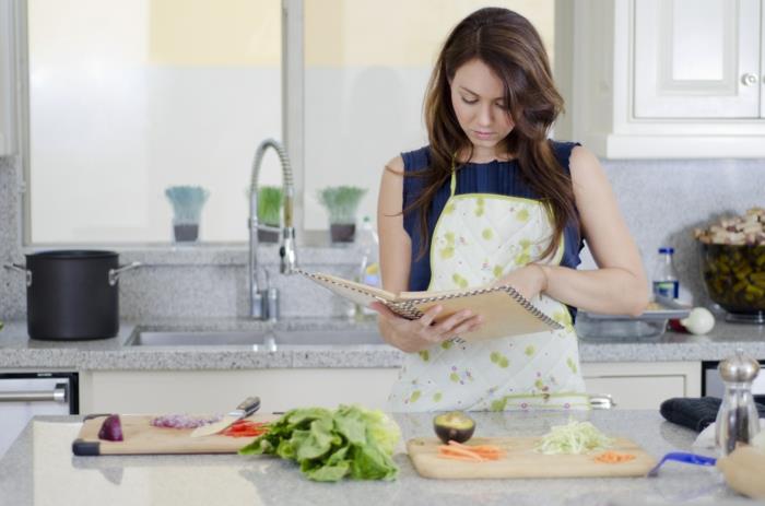 ruoanlaitto vinkkejä nainen lukee resepti keittiö keitetty