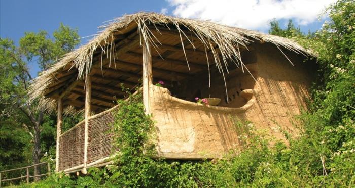 ekologisesti rakentaminen muta talo kylä leshten bulgaria