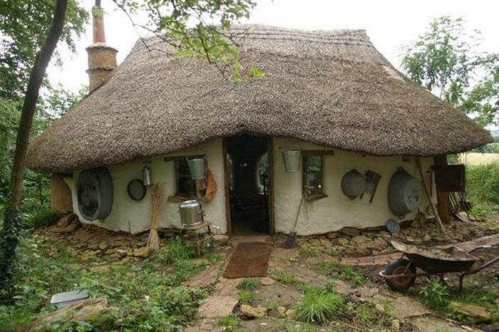 ekologisesti rakentava muta talo kylätalo maalaismainen
