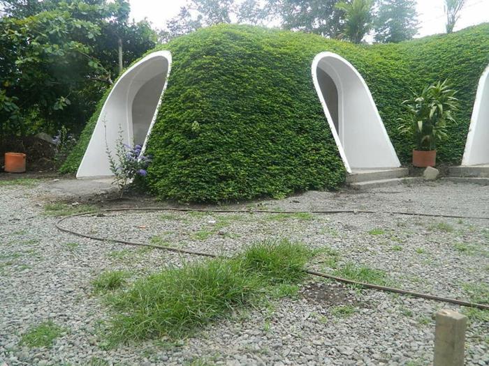 ekologinen rakennus savitalo innovatiivinen ympäristöystävällinen elävä hobbit -talo