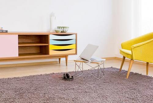 yhdistetyt huonekalut luonnonpuusta, pastellivärit, pehmeä matto