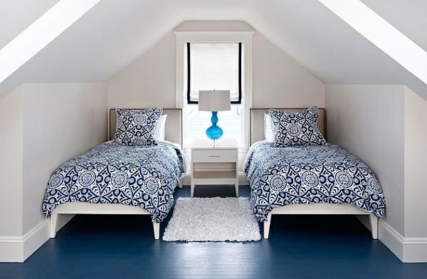 kompakti makuuhuone yhden hengen vuoteet kuvioidut vuodevaatteet pöytävalaisimet