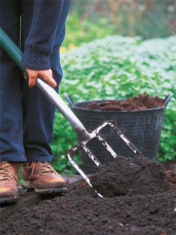 Luo kompostia Tee oma kompostisi Irrota maaperä