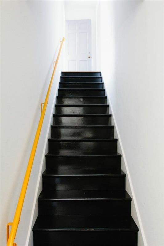 käytävän värit musta portaat keltainen kaide