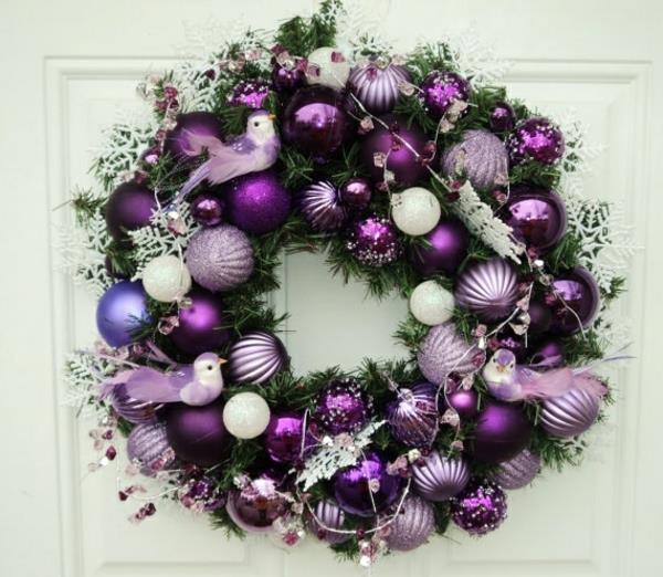 tee omat seppelesi oksat joulukoristeita joulupallot violetti