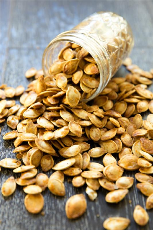 kurpitsansiemenet terveelliset ravintoaineet syövät raakana paistettuna