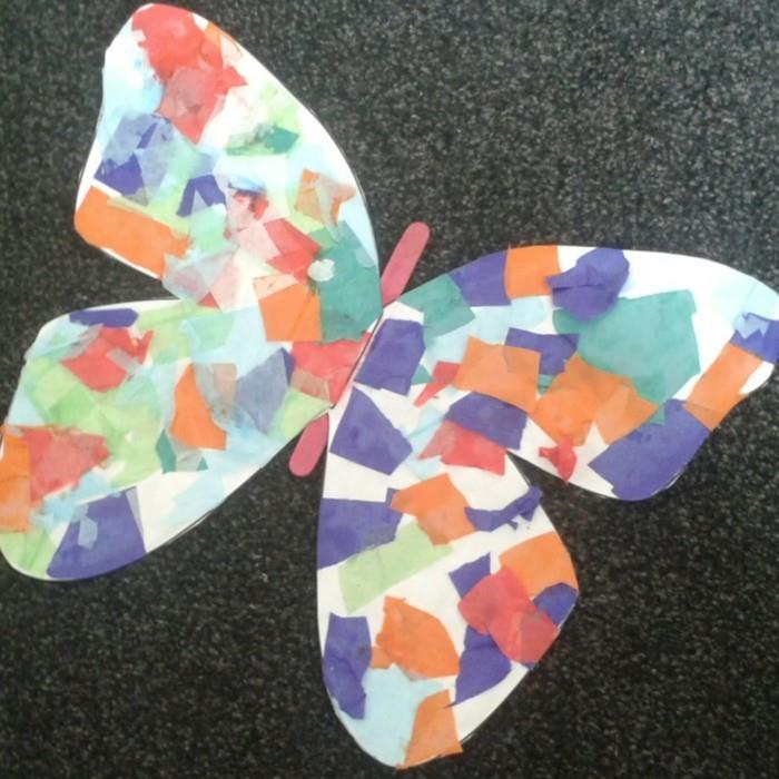luovia käsitöitä lapset käyttävät lautasliinaa luomaan värillisen perhonen