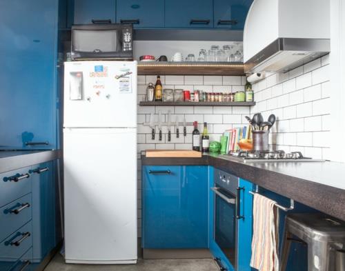 kompakti keittiömuotoilu moderni pesuallas sininen pinta seinälaatat