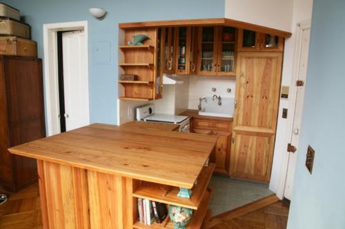 kompakti keittiö suunnittelee modernin pesualtaan puukalustehyllyjen seinän