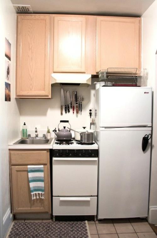 kompakti keittiö suunnittelee modernin pesuallaskaapin jääkaapin kiskon