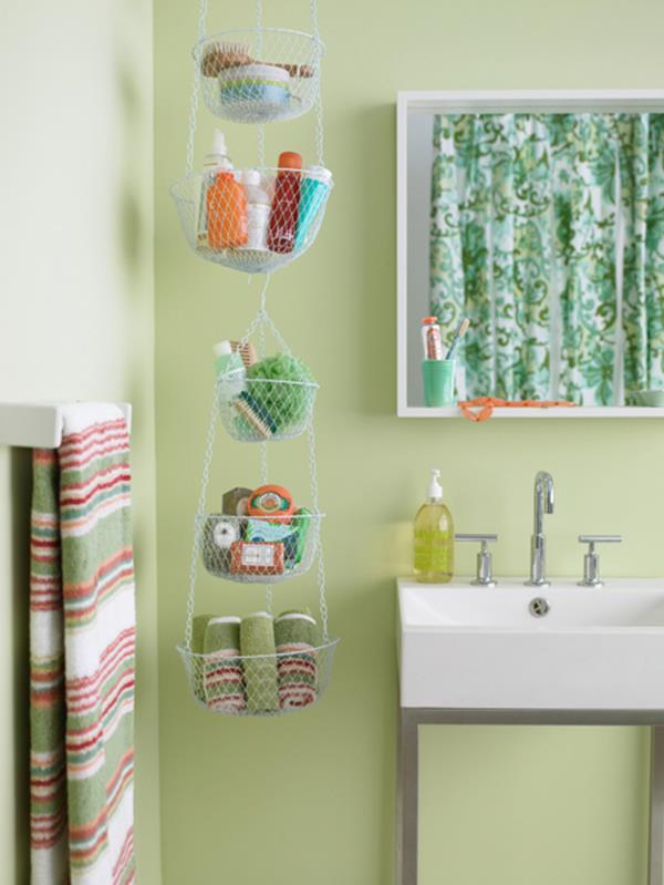 luova kylpyhuone design -myymälä roikkuu vihreä seinä