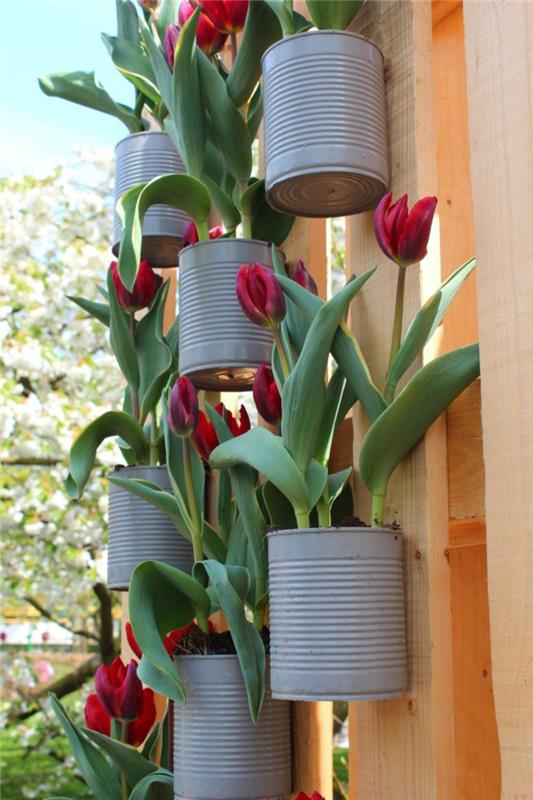 luovia käsityöideoita puutarhan sisustusideoita tulppaanit vanhat tölkit kukkaruukut