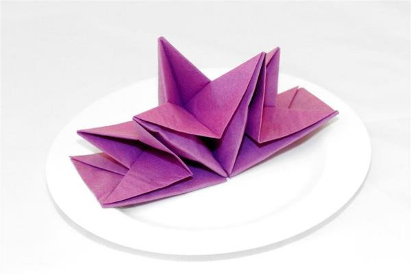 luovia käsityöideoita paperilautasliina taita violetti lautasliina