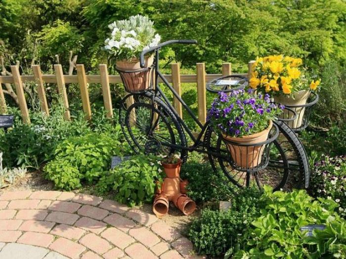 luovia puutarhaideoita pieniin puutarhoihin polkupyörän ruskea