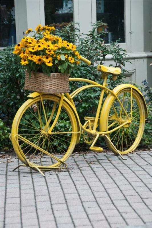 luovia puutarhaideoita pieniin puutarhoihin polkupyörän keltainen