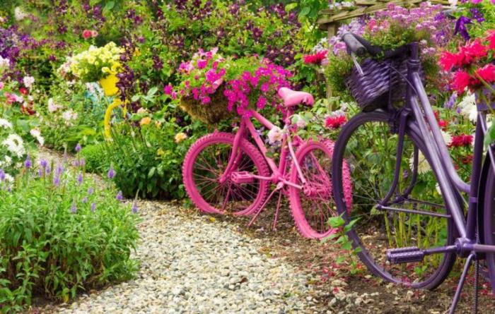 luovia puutarhaideoita pieniin puutarhoihin polkupyörän vaaleanpunainen